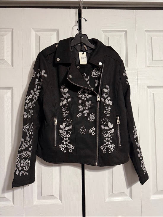 PAPARAZZI Jackets & Blazers - PAPARAZZI black embroidered floral NWT coat jacket size LARGE